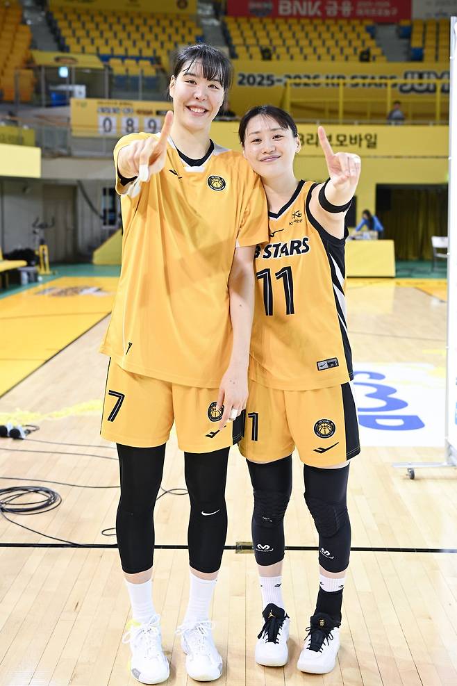 이번 시즌이 끝나고 FA 자격을 얻는&nbsp;박지수(왼쪽), 강이슬의 잔류는 KB스타즈의 왕조 구축을 위해 매우 중요한 과제다. 사진제공ㅣWKBL