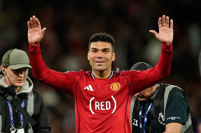 영국 매체 미러는 29일(한국시간) “이번 시즌을 끝으로 맨체스터 유나이티드를 떠날 것이 유력한 카세미루는 사우디아라비아&nbsp;클럽의 거액 제안을 거절하고 미국 MLS 이적을 우선순위에 두고 있다”고 보도했다. 맨체스터｜AP뉴시스