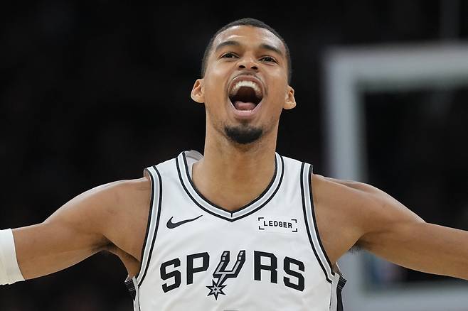 샌안토니오 빅토르 웸반야마가 29일(한국시간) 프로스트뱅크 센터서&nbsp;열린 포틀랜드와 NBA&nbsp;PO 1라운드&nbsp;1쿼터 도중 득점에 성공한 뒤 포효하고 있다. 샌안토니오｜AP뉴시스