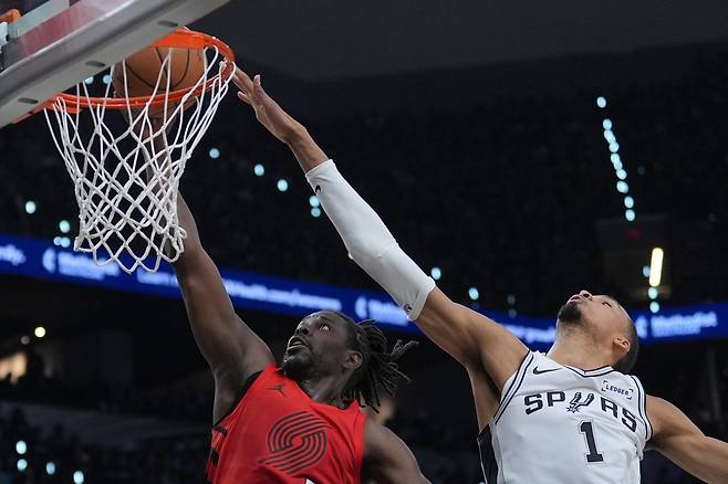샌안토니오 빅토르 웸반야마(오른쪽)가 29일(한국시간) 프로스트뱅크 센터서 열린 NBA PO 1라운드 5차전 도중 포틀랜드 즈루 할러데이의 레이업슛을 블로킹하고 있다. 샌안토니오｜AP뉴시스