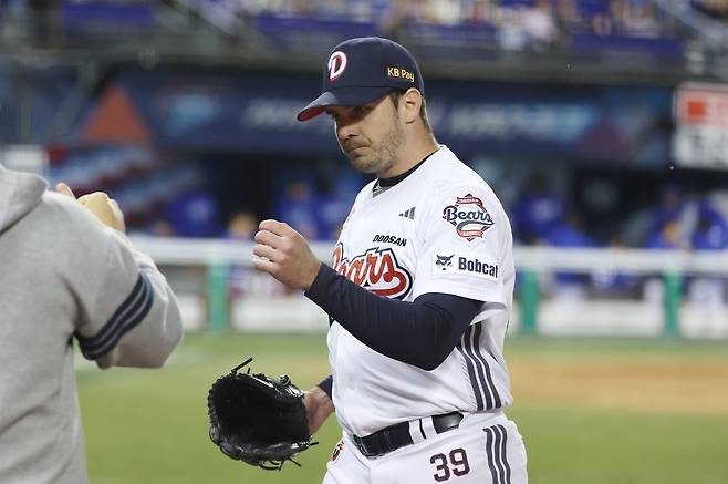 두산 잭로그가 29일 잠실 삼성전에 선발등판해 6회초를 마무리한 뒤 동료와 세리머니를 하고 있다. 잠실｜뉴시스