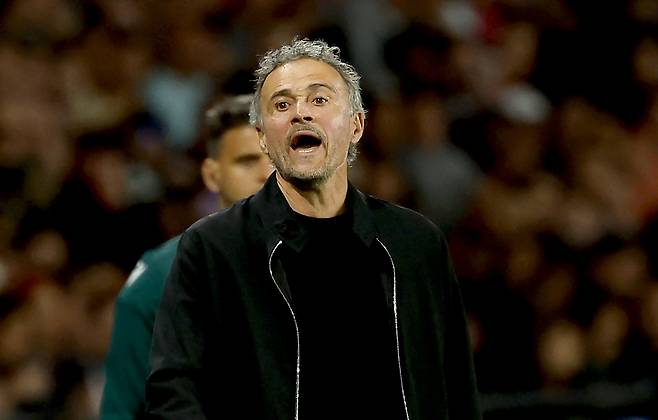 PSG 루이스 엔리케 감독이 29일 UCL 4강 1차전에서 선수들을 독려하고 있다. EPA연합뉴스
