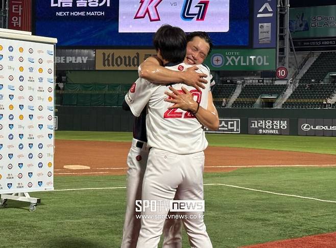 ▲ 9년 만에 첫 승을 수확한 뒤 구승민과 포옹하고 있는 현도훈