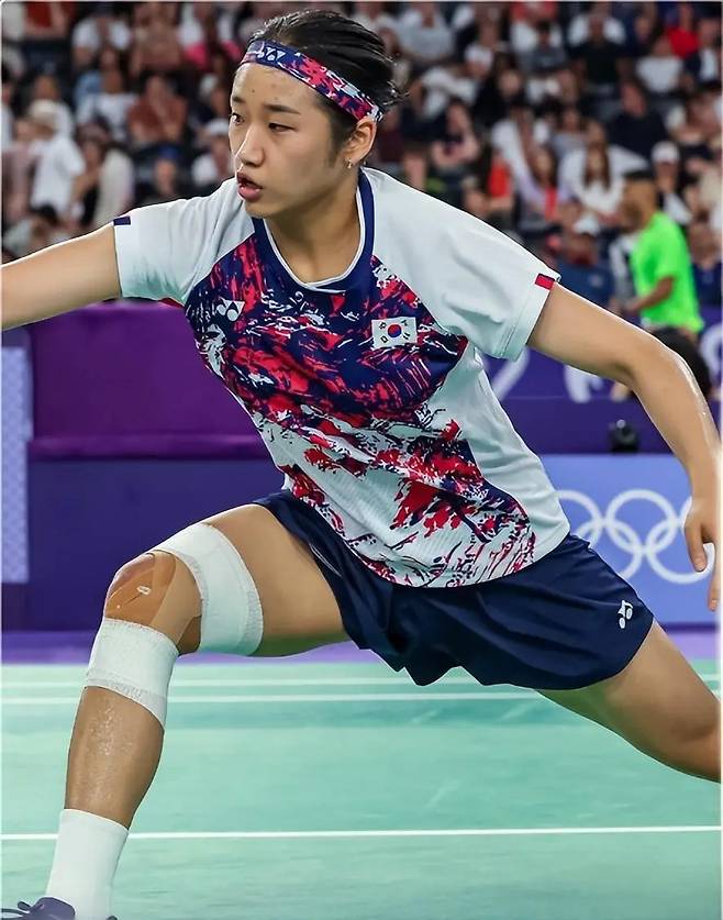 ▲ 한 마리의 용과 '6인4색'의 봉추가 조화를 이루는 형국이다. 안세영(사진)을 앞세운 한국 여자 배드민턴 대표팀이 우버컵 역대 3번째 우승을 향한 순항을 이어갔다. 조별리그에서 단 한 게임도 내주지 않는 완벽한 경기력으로 3전 전승을 수확, 8강에 안착했다. 난적 태국과의 최종전에서도 5-0 완승을 거뒀다.&nbsp;중국과 더불어 '유이하게' 3경기 합계, 게임 스코어 15-0을 완성했다. 우버컵 '2강'으로서 대회 결승이 한중전으로 흐를 확률이 높다는 세간의 평가에 힘을 실었다.