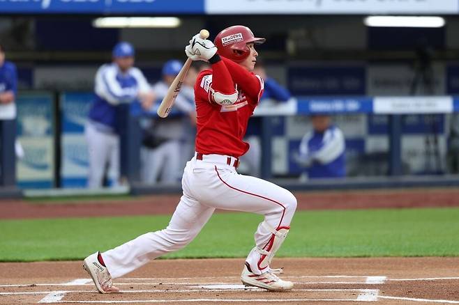 ▲ 박성한은 유격수 포지션의 핸디캡에도 불구하고 2012년 전설적이었던 김태균의 4할 도전과 비슷한 페이스로 나아가고 있다 ⓒSSG랜더스