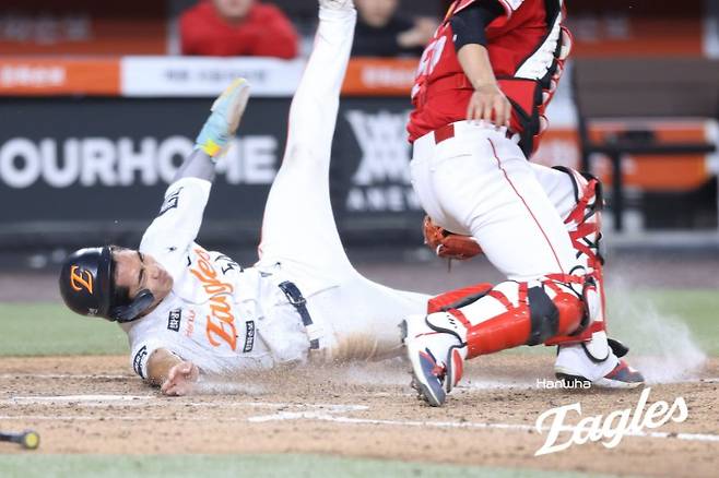 ▲ 28일 대전 SSG전에서 좋은 슬라이딩으로 득점에 성공한 오재원은 29일 선발 출전한다 ⓒ한화이글스