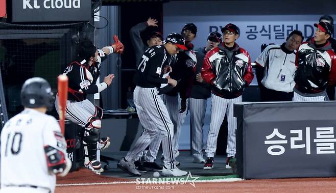 [카메라톡스]'파울공 하나가 가른 승부'  9회말 2사 만루 박동원이 김현수의 파울볼만 잡았더라면