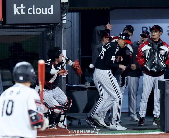 [카메라톡스]'파울공 하나가 가른 승부'  9회말 2사 만루 박동원이 김현수의 파울볼만 잡았더라면