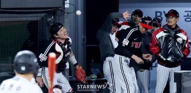 [카메라톡스]'파울공 하나가 가른 승부'  9회말 2사 만루 박동원이 김현수의 파울볼만 잡았더라면