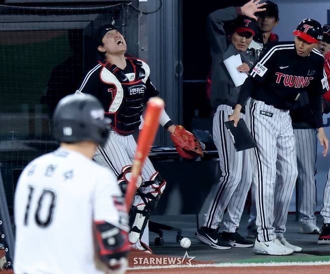 [카메라톡스]'파울공 하나가 가른 승부'  9회말 2사 만루 박동원이 김현수의 파울볼만 잡았더라면