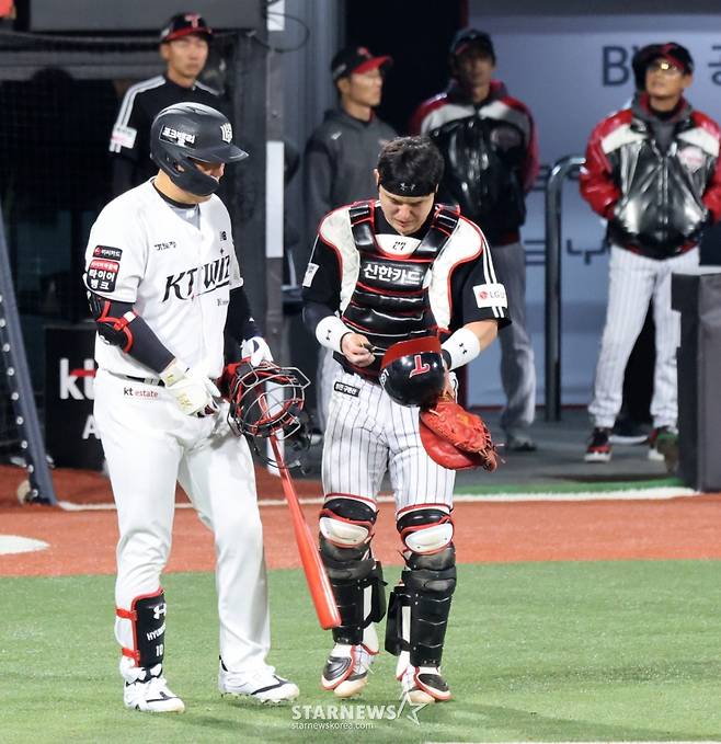 [카메라톡스]'파울공 하나가 가른 승부'  9회말 2사 만루 박동원이 김현수의 파울볼만 잡았더라면