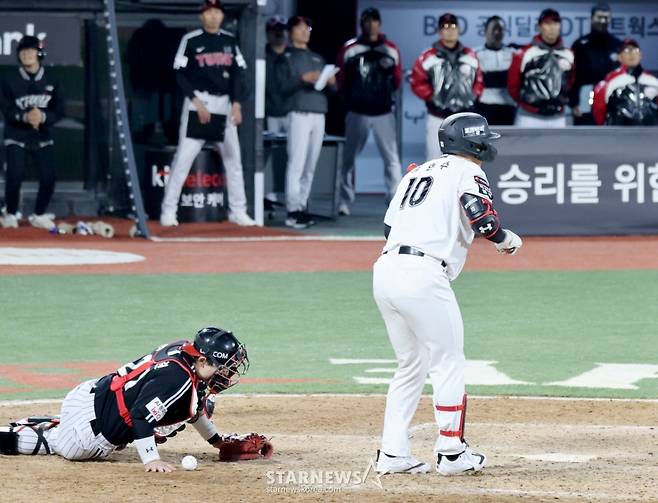 [카메라톡스]'파울공 하나가 가른 승부'  9회말 2사 만루 박동원이 김현수의 파울볼만 잡았더라면