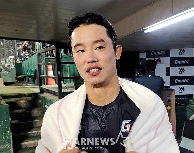 프로 첫 승을 거둔 직후 동료들이 뿌린 물을 흠뻑 맞고 온 현도훈이 인터뷰에 임하고 있다. /사진=박수진 기자