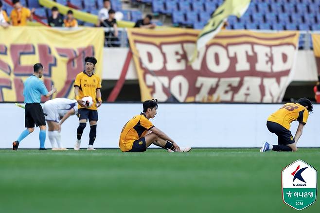 지난 26일 FC안양전 2-5 패배 후 아쉬워하고 있는 광주FC 선수들. /사진=한국프로축구연맹 제공