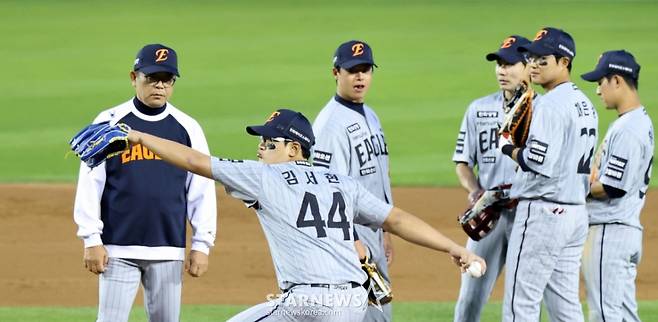 양상문 한화 이글스 투수 코치(왼쪽)가 지난 23일 잠실야구장에서 열린 LG 트윈스와 방문경기에서 3회말 2사 1루에서 황준서 대신 마운드에 오른 김서현의 연습 투구를 지켜보고 있다. /사진=강영조 선임기자