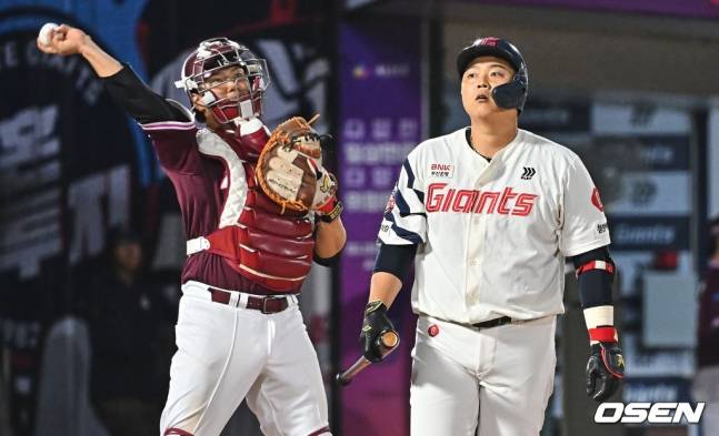 아쉬워하는 한동희(오른쪽).