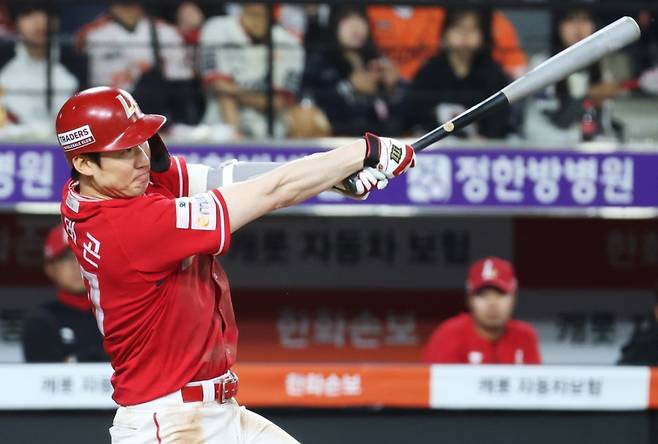 SSG 랜더스 오태곤이 29일 대전 한화생명볼파크에서 열린 한화 이글스와 방문경기에서 2회초 스리런 홈런을 터뜨리고 있다. /사진=뉴스1