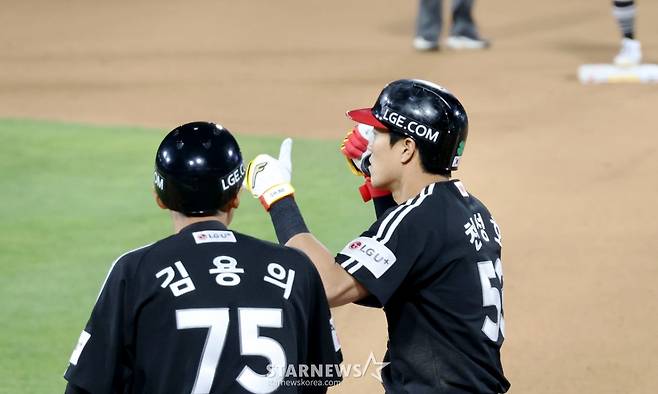 [한번에쓱]'연장10회초 안타치고 폭투때 3루까지 그리고 득점까지 완성' 친정 상대로 맹활약 천성호