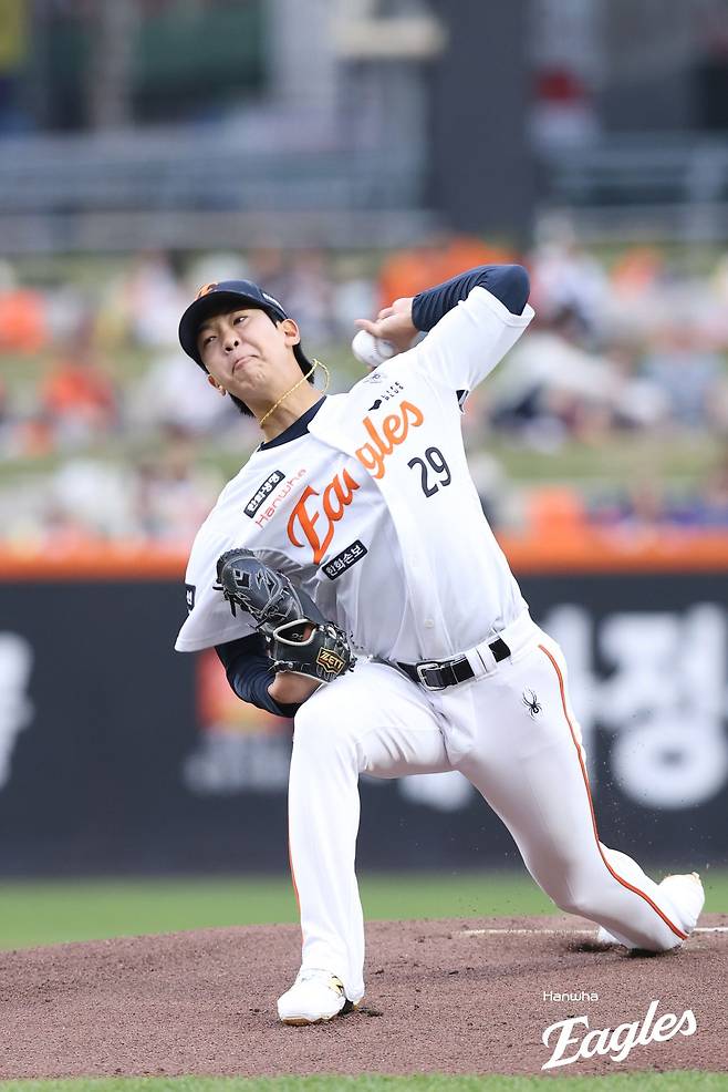 29일 오후 대전 한화생명 볼파크에서 열린 '2026 신한 SOL KBO리그' SSG 랜더스와 한화 이글스의 경기, 한화 선발 황준서가 1⅔이닝 2피안타(1피홈런) 6사사구 1탈삼진 5실점으로 등판을 마쳤다. 황준서의 시즌 평균자책점은 3.38에서 6.57로 상승했다. 한화 이글스