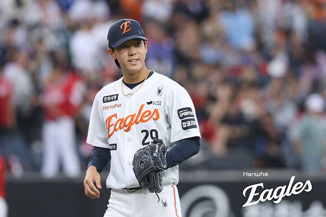 29일 오후 대전 한화생명 볼파크에서 열린 '2026 신한 SOL KBO리그' SSG 랜더스와 한화 이글스의 경기, 한화 선발 황준서가 1⅔이닝 2피안타(1피홈런) 6사사구 1탈삼진 5실점으로 등판을 마쳤다. 황준서의 시즌 평균자책점은 3.38에서 6.57로 상승했다. 한화 이글스