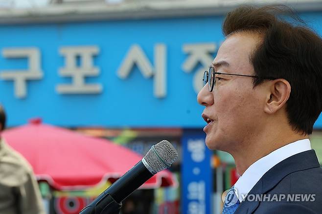 구포시장서 북구에 감사 인사하는 전재수 (부산=연합뉴스) 손형주 기자 = 부산시장에 출마하는 더불어민주당 전재수 의원(북구갑)이 지난 27일 오후 부산 북구 구포시장을 찾아 시민들에게 감사 인사를 하고 있다.