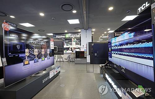 중국 TV업체, '저가 공세'    (서울=연합뉴스) 류영석 기자 = 글로벌 TV 시장 정체와 중국 업체들의 저가 공세에 따라 삼성전자와 LG전자의 올해 상반기 TV 평균 판매가격이 나란히 하락 추세를 이어간 가운데 17일 서울의 한 가전제품 매장에 삼성전자의 TV 제품과 중국 가전 회사의 TV 제품이 나란히 진열되어 있다.
    삼성전자가 최근 공시한 반기보고서에 따르면 상반기 TV의 평균 판매가는 지난해 연평균 대비 약 4% 하락했다. LG전자의 경우 지난해 연평균 대비 2.5% 하락했다. 2025.8.17. ondol@yna.co.kr