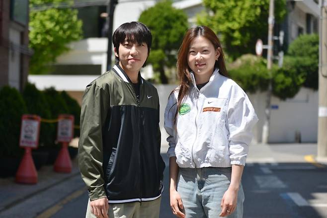 박지원(왼쪽)과 김민선 (서울=연합뉴스) 김경윤 기자 = 세계랭킹 1위에 올랐던 쇼트트랙 박지원(왼쪽)과 스피드스케이팅 김민선이 24일 서울시 강남구 논현동 넥스트크리에이티브 사옥 앞에서 포즈를 취하고 있다. 2026.4.28. cycle@yna.co.kr