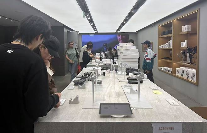 드론 없는 드론 판매점 (베이징=연합뉴스) 한종구 특파원 = 28일 오후 중국 베이징 한 DJI 매장에서 점원이 드론을 정리하고 있다. 2026.4.28.
