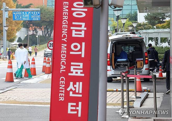 응급의료센터 앞에서 이송 기다리는 환자 [연합뉴스 자료사진] ※ 기사와 직접 연관이 없는 사진입니다.