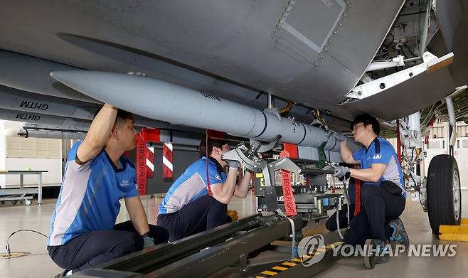 KF-21 시제기 미티어 중거리 공대공미사일 장착 2023년 5월 9일 경남 사천 한국항공우주산업(KAI) 본사 격납고에서 KAI 직원들이 한국형 전투기 KF-21 시제기에 미티어 중거리 공대공미사일을 장착하고 있다. [연합뉴스 자료사진]