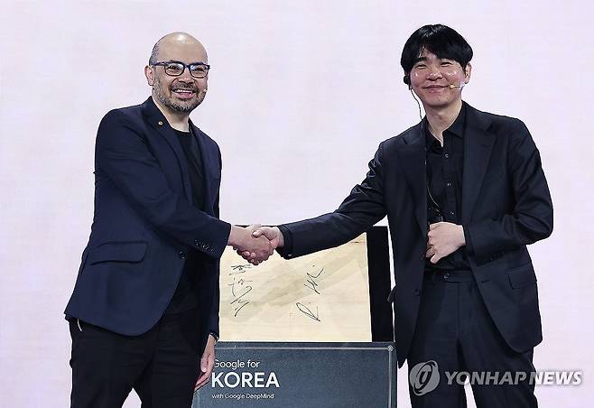 10년 만에 다시 만난 이세돌과 데미스 허사비스 (서울=연합뉴스) 김인철 기자 = 데미스 허사비스 구글 딥마인드 최고경영자(CEO)와 이세돌 사범 겸 UNIST 특임교수가 29일 서울 중구 웨스틴 조선호텔에서 열린 구글 포 코리아 2026에서 바둑판에 서명 후 기념촬영을 하고 있다. 2026.4.29 yatoya@yna.co.kr