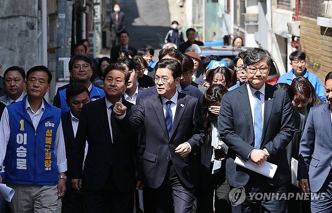 장위14주택 재개발구역 찾은 정원오 (서울=연합뉴스) 한종찬 기자 = 더불어민주당 정원오 서울시장 후보가 29일 서울 성북구 장위 14주택 재개발구역을 둘러보고 있다. 2026.4.29 saba@yna.co.kr