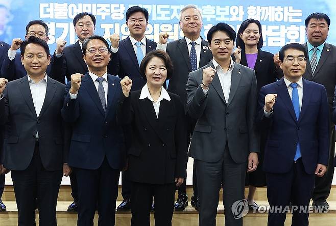 파이팅 외치는 참석자들 (수원=연합뉴스) 홍기원 기자 = 29일 경기도 수원시 경기도의회에서 열린 '더불어민주당 경기도지사 후보와 함께하는 지역위원회 현안 간담회'에서 추미애 후보가 참석자들과 파이팅을 외치고 있다. 2026.4.29 xanadu@yna.co.kr