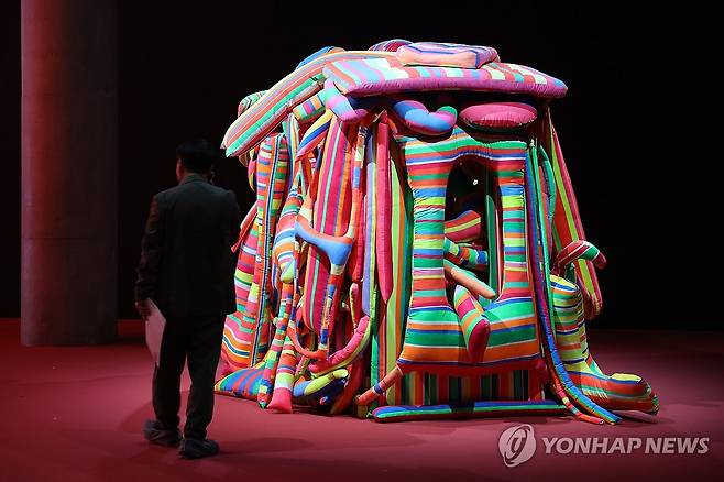 리움미술관 '다른 공간 안으로' 전시 개최 (서울=연합뉴스) 류효림 기자 = 29일 서울 용산구 한남동 리움미술관에서 열린 '다른 공간 안으로: 여성 작가들의 공감각적 환경 1956-1976' 전시 기자간담회 및 프리뷰에서 참석자들이 전시를 살펴보고 있다. 2026.4.29 ryousanta@yna.co.kr
