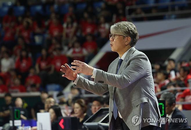 지시하는 손창환 소노 감독 (서울=연합뉴스) 이지은 기자 = 14일 서울 송파구 잠실학생체육관에서 열린 프로농구 6강 플레이오프 SK와 소노의 경기. 손창환 소노 감독이 선수들에게 작전 지시를 하고 있다. 2026.4.14 jieunlee@yna.co.kr