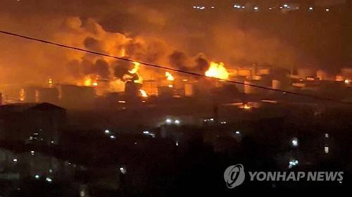 20일(현지시간) 러시아 투압세 정유시설이 우크라이나 드론의 공격을 받는 모습 [소셜미디어 캡처, 로이터=연합뉴스 자료사진. 재판매 및 DB 금지]