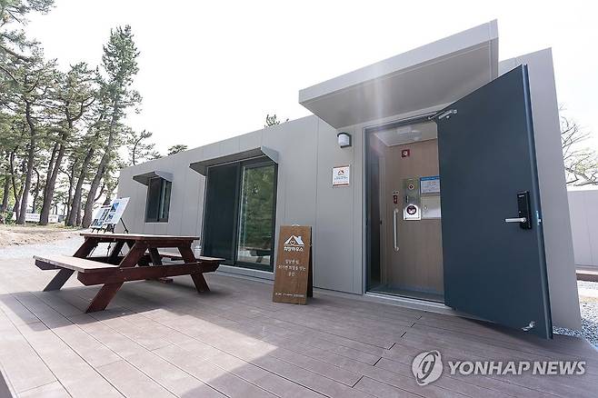 재난 시 임시주거, 평상시 숙박시설 활용 '희망하우스' (강릉=연합뉴스) 29일 강원 강릉시 연곡면 희망하우스 북부권 단지에서 재난 위기 대응과 지역경제 활성화를 동시에 잡는 '강릉시 희망하우스' 제막식이 열리고 있다. 2026.4.29 [강릉시 제공. 재판매 및 DB 금지] yoo21@yna.co.kr