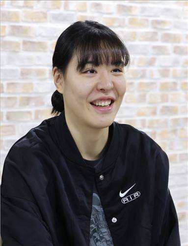 인터뷰하는 박지수 (서울=연합뉴스) 최재구 기자 = 여자프로농구 청주 KB의 주장 박지수가 29일 서울 종로구 연합뉴스 사옥에서 인터뷰하고 있다. 2026.4.29