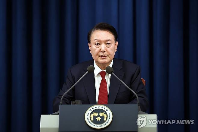 윤석열 대통령, 비상계엄 선포 (서울=연합뉴스) 홍해인 기자 = 윤석열 대통령이 3일 밤 서울 용산 대통령실 청사에서 긴급 대국민 특별 담화를 하고 있다. 2024.12.3 [대통령실 제공. 재판매 및 DB 금지] hihong@yna.co.kr