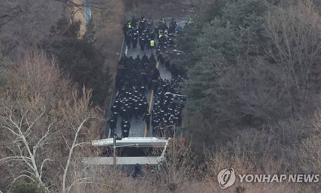 2차 저지선 넘은 경찰 서울=연합뉴스) 이진욱 기자 = 고위공직자범죄수사처(공수처)와 경찰이 윤석열 대통령에 대한 2차 체포영장 집행에 나선 15일 용산구 한남동 대통령 관저에서 경찰 병력이 2차 저지선을 넘어 진입하고 있다. 2025.1.15 cityboy@yna.co.kr