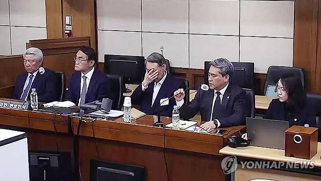 윤석열 체포방해·국무회의 하자 2심 징역 7년…2년 늘어 (서울=연합뉴스) 고위공직자범죄수사처 체포방해 등 혐의로 기소된 윤석열 전 대통령이 29일 서울 서초구 서울고등법원에서 열린 항소심 선고 공판에 출석해 얼굴을 만지고 있다. 서울고법 내란전담재판부인 형사1부는 이날 특수공무집행방해, 직권남용 권리행사방해 등 혐의로 재판에 넘겨진 윤 전 대통령에게 징역 7년을 선고했다. 2026.4.29 [서울고법 제공. 재판매 및 DB금지] photo@yna.co.kr