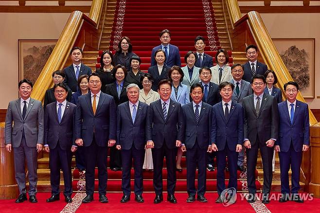 이재명 대통령, 비교섭단체ㆍ무소속 의원들과 기념 촬영 (서울=연합뉴스) 이재명 대통령이 29일 청와대에서 열린 비교섭단체 및 무소속 의원 오찬에 앞서 참석자들과 기념촬영을 하고 있다. 2026.4.29 [청와대 제공. 재판매 및 DB 금지] xyz@yna.co.kr