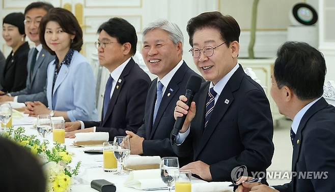 李대통령, 비교섭5당·무소속 의원 靑초청 오찬…"포용적 소통"