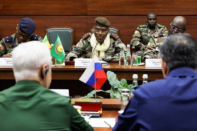 기사와 상관없는 자료사진입니다.  지난해 8월 말리를 비롯한 사헬국가연합 국방장관들과 만난 안드레이 벨로우소프 러시아 국방장관.[러시아 국방부 제공. 연합뉴스 자료사진. 재판매 및 DB 금지]