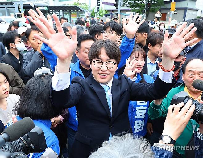 부산 구포시장 찾은 하정우 (부산=연합뉴스) 손형주 기자 = ６·3 지방선거와 함께 치러지는 부산 북갑 보궐선거 더불어민주당 후보로 출마하는 하정우 전 청와대 AI 수석이 29일 오후 부산 북구 구포시장을 찾아 시민들에게 인사하고 있다. 2026.4.29 handbrother@yna.co.kr