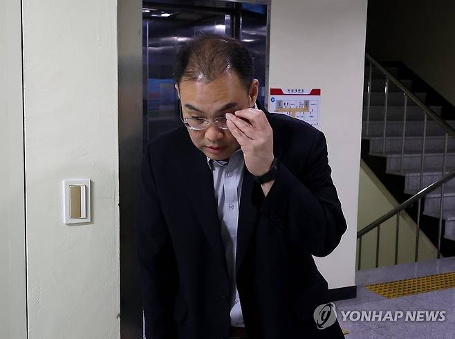 화물연대와 협의하는 이민재 BGF로지스 대표 (진주=연합뉴스) 박영민 기자 = 민주노총 공공운수노조 화물연대본부와 BGF로지스가 교섭 끝에 잠정 합의하기로 한 29일 조인식이 예정보다 11시간 넘게 지연된 가운데 경남 진주시 고용노동부 진주지청에서 이민재 BGF로지스 대표가 회의 장소로 이동하고 있다. 2026.4.29 ymp@yna.co.kr