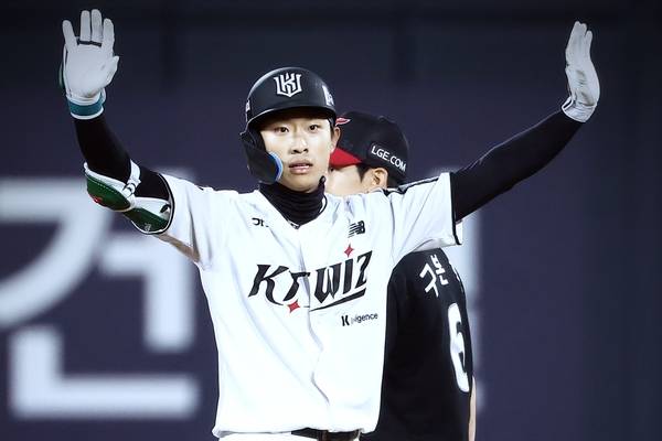 “물은 이제 안 주셔도 됩니다.” 1-3으로 끌려가던 7회말 2사 만루에서 대타로 나와 2타점 2루타를 터트린 유준규. 2026.4.29 /kt wiz 제공