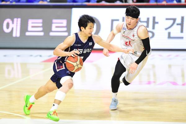 프로농구 안양 정관장 문유현(오른쪽)이 부산 KCC 허훈의 공격에 수비하고 있다./KBL 제공