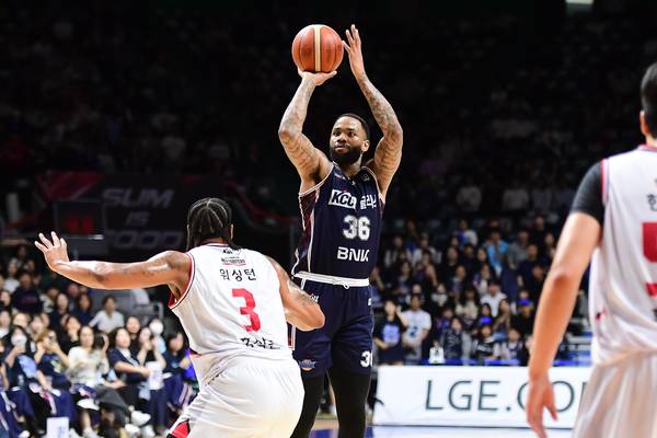 프로농구 부산 KCC 숀 롱이 3점 슛을 시도하고 있다./KBL 제공