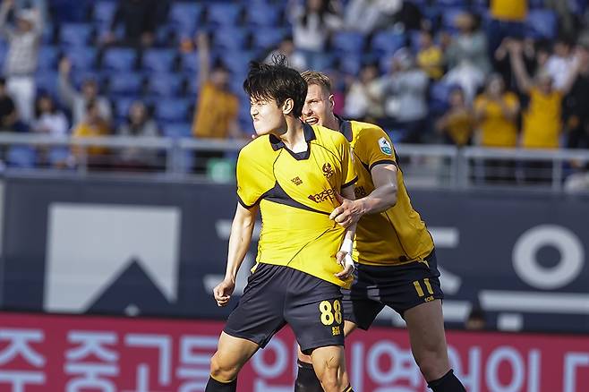 광주FC 문민서가 지난달 26일 열린 FC안양과의 경기에서 골을 터뜨린 후 프리드욘슨과 기쁨을 나누고 있다.
 <광주FC 제공>